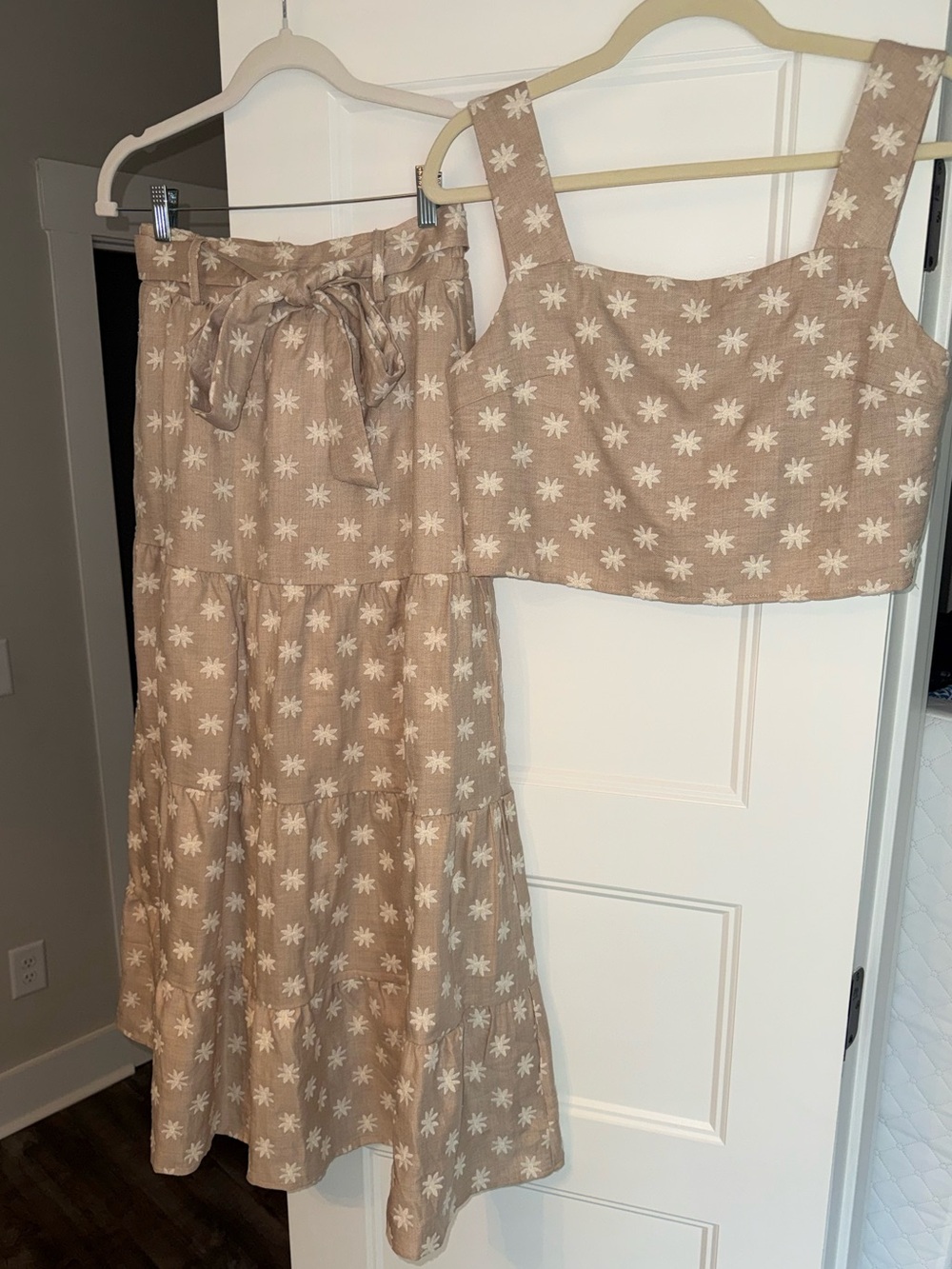 Boutique Lovelo beige floral skirt/crop top set